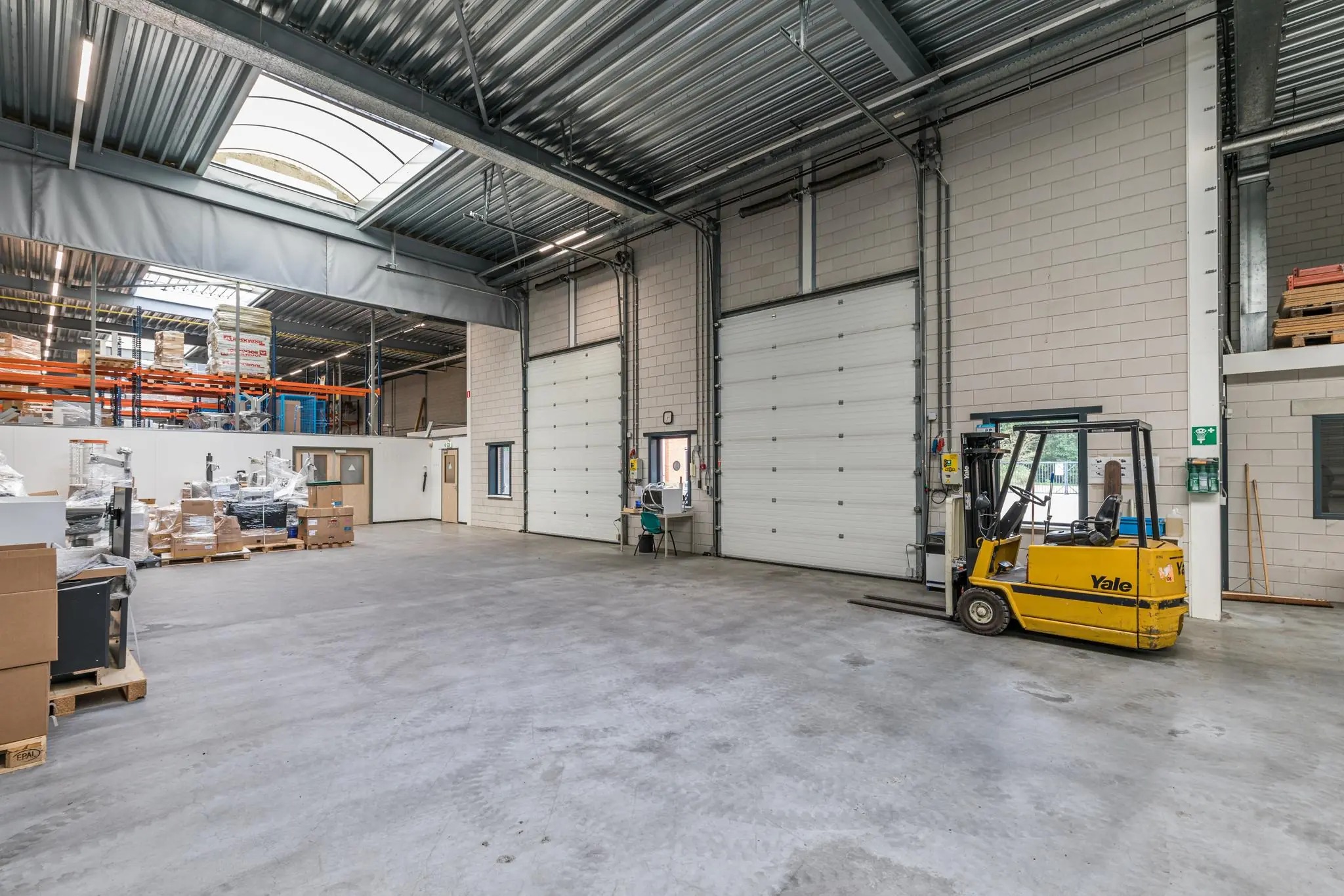 Ruime, moderne magazijnruimte aan de Laan Blussé van Oud-Alblas met een gele Yale-heftruck en opslagrekken.